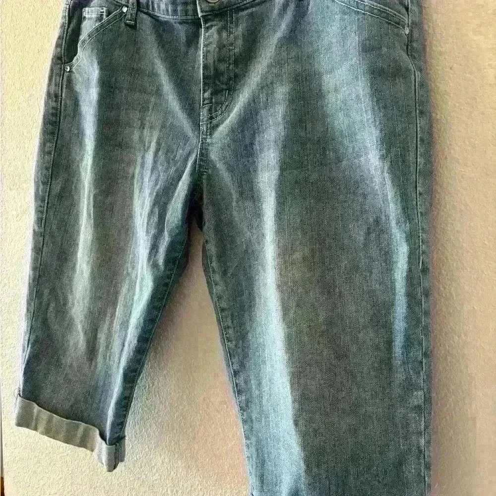 Jean Capri jean shorts - Picture 2 of 3